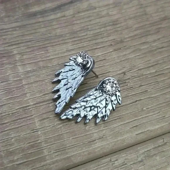 Women vintage stud wings earrings - Picture 2 of 5
